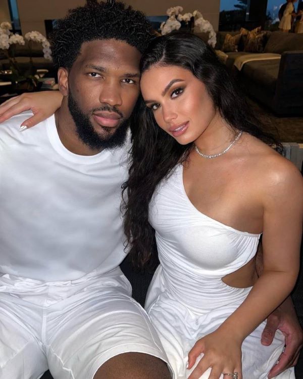 NBA巨星恩比德与巴西超模完婚