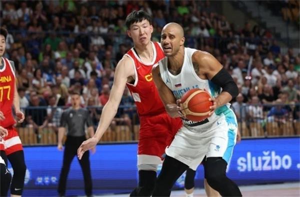 中国男篮欧洲之旅遭遇三连败，周琦16分9板表现抢眼