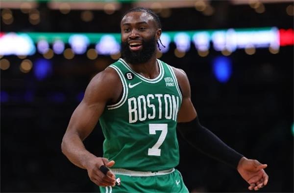 凯尔特人队明星后卫布朗签下NBA历史最大合同，球迷们怎么看？