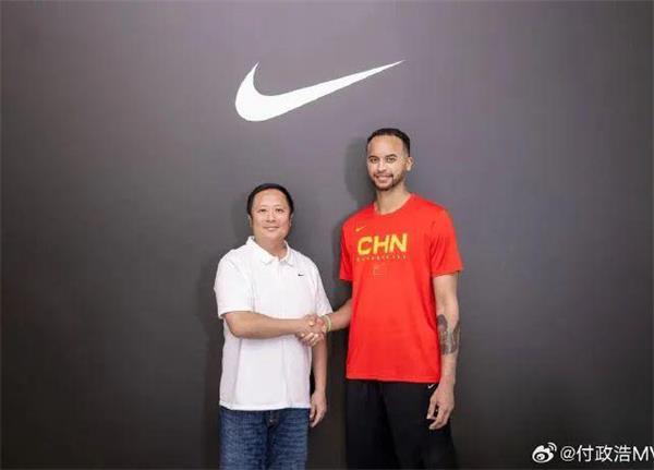 耐克力挺中国男篮，签约归化球星李凯尔