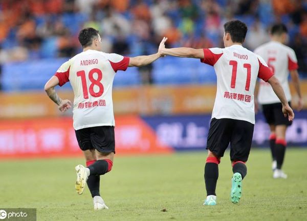  海牛3-2险胜成都队