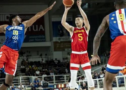 中国男篮轻松战胜佛得角，崔永熙砍下18分