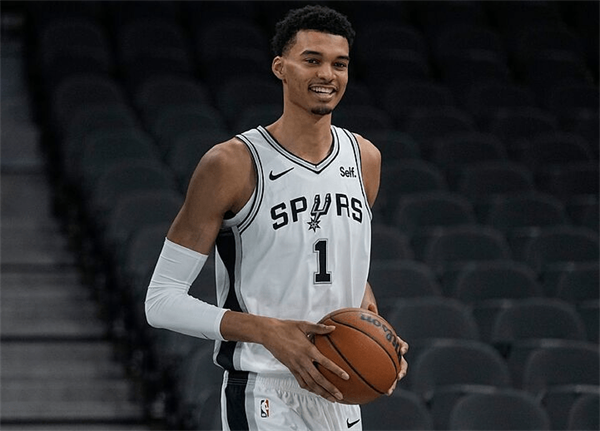 NBA新赛季看点:状元文班亚马首秀对决东契奇欧文,马刺独行侠谁能笑到最后？