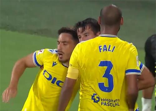 西甲加的斯1-0阿拉维斯开门红，圣埃梅特里奥头球绝杀阿拉维斯