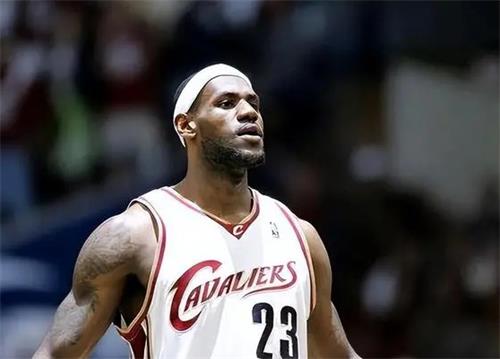 从高中生到NBA巨星：勒布朗詹姆斯新秀赛季的传奇之路