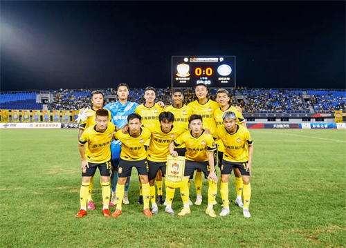 青岛西海岸队3:1力克无锡吴钩队，孙捷头球梅开二度领跑中甲射手榜