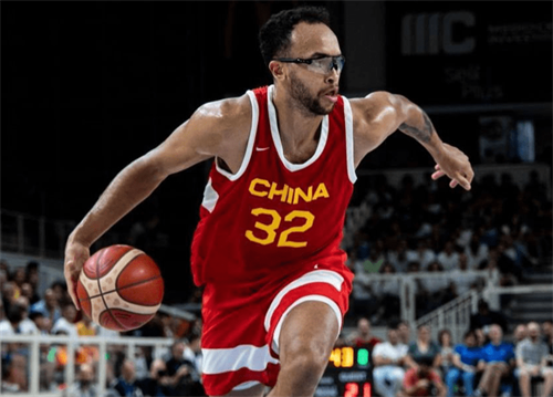 中国男篮归化球员李凯尔渴望换穿1号球衣，为世界杯赛场奋战