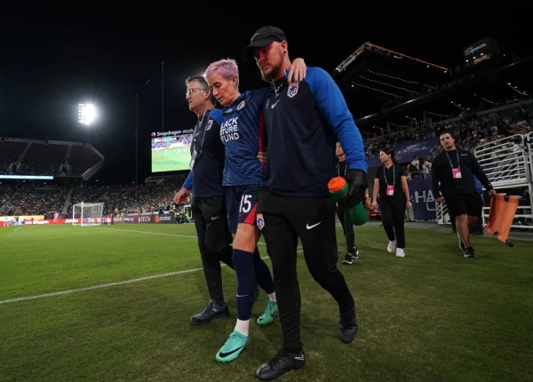 美国足球传奇人物梅根·拉皮诺在 NWSL 决赛的最后一场比赛中受伤退场