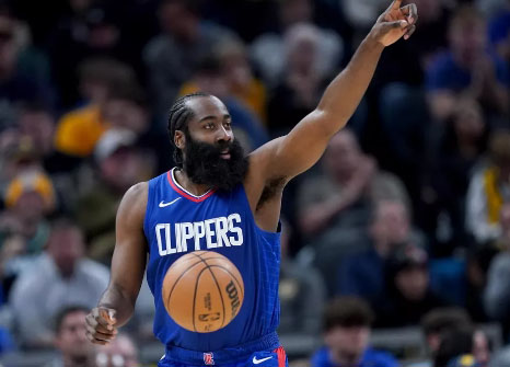 詹姆斯·哈登庆祝引领洛杉矶快船队取得NBA八连胜