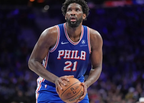 乔尔·恩比德：卫冕NBA MVP 创造历史，费城76人队击败芝加哥公牛队